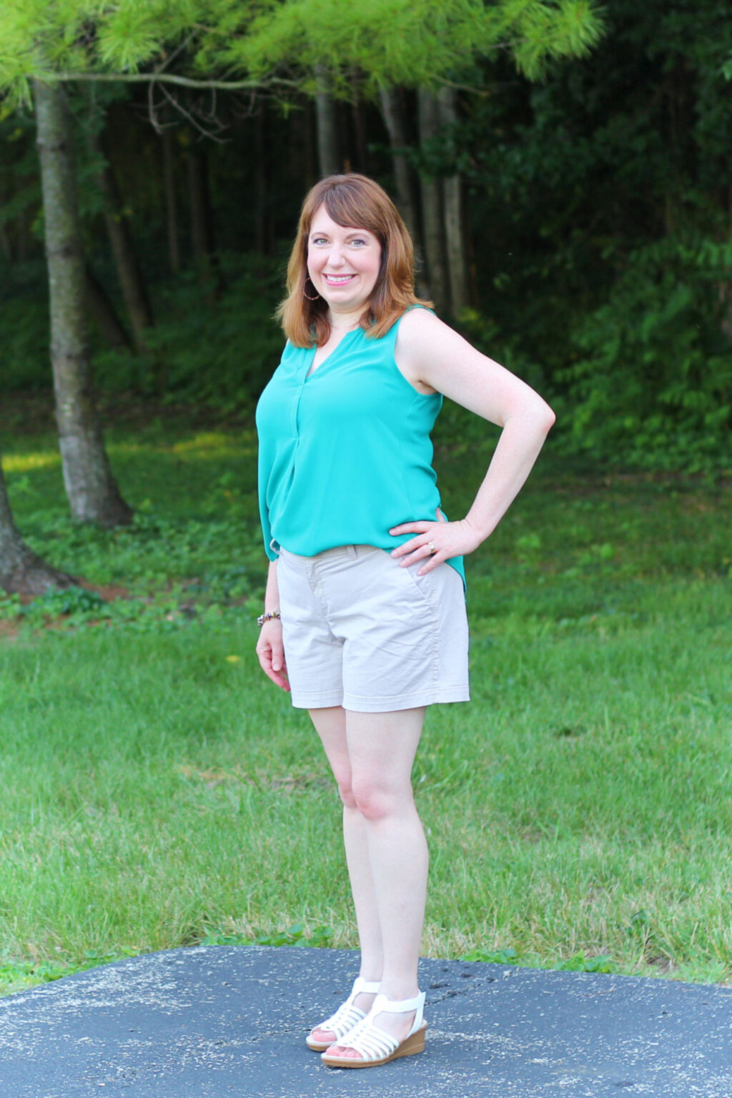 khaki shorts outfit women's
