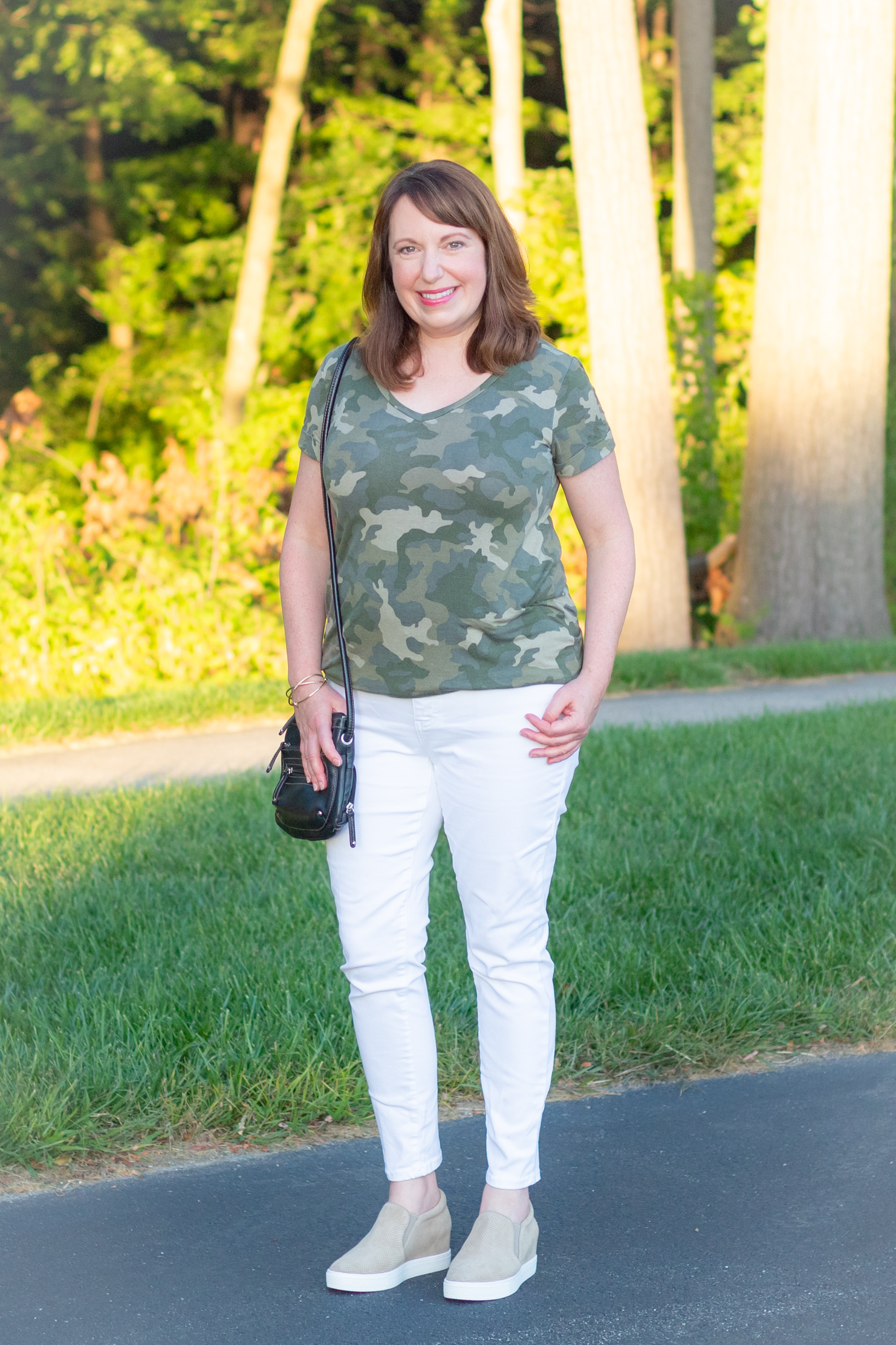 Fall Look With Camo Tee & White Jeans